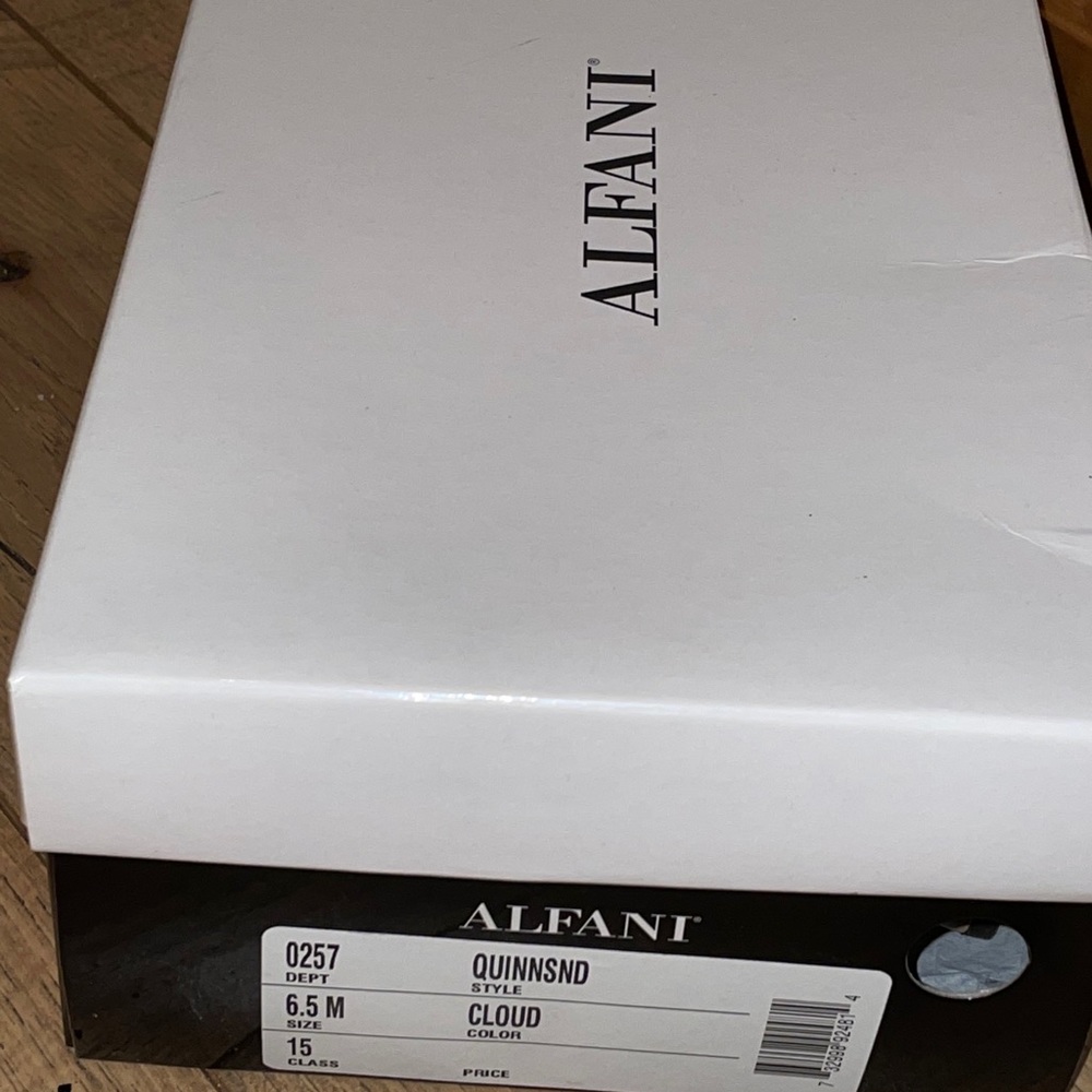 Designer ALFANI beige heels